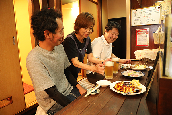 カウンターで食べるもよし、座敷で食べるもよし