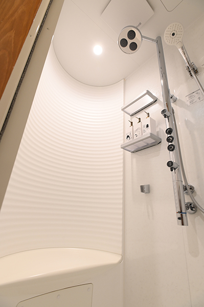 座椅子つきシャワールーム