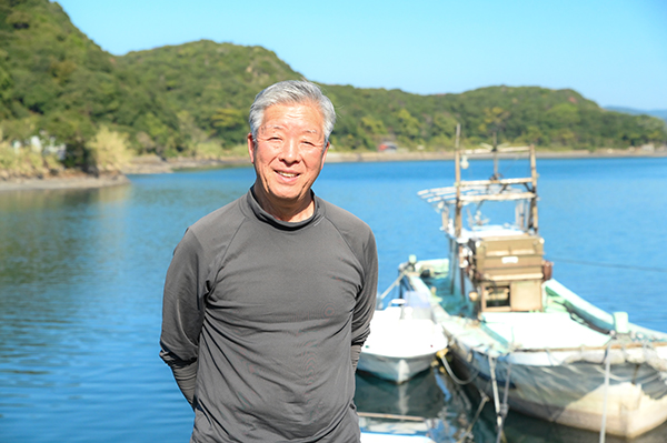 船で海水を採取