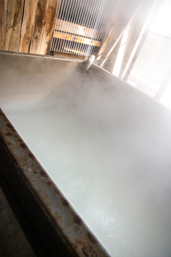 海水を大釜で煮詰める