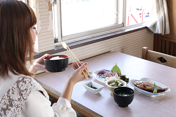 窓からは牛深ハイヤ大橋が見えます